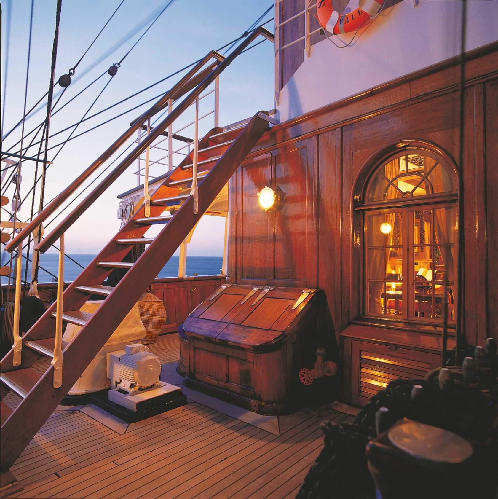 SeaCloud_Kreuzfahrten_SeaCloud_Aussenbereich_Treppenaufgang