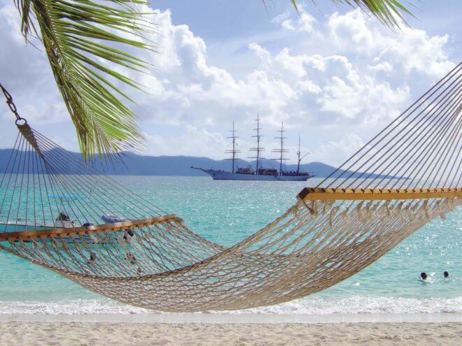 SeaCloud_Kreuzfahrten_SeaCloud_Karibik_Strand_Haengematte