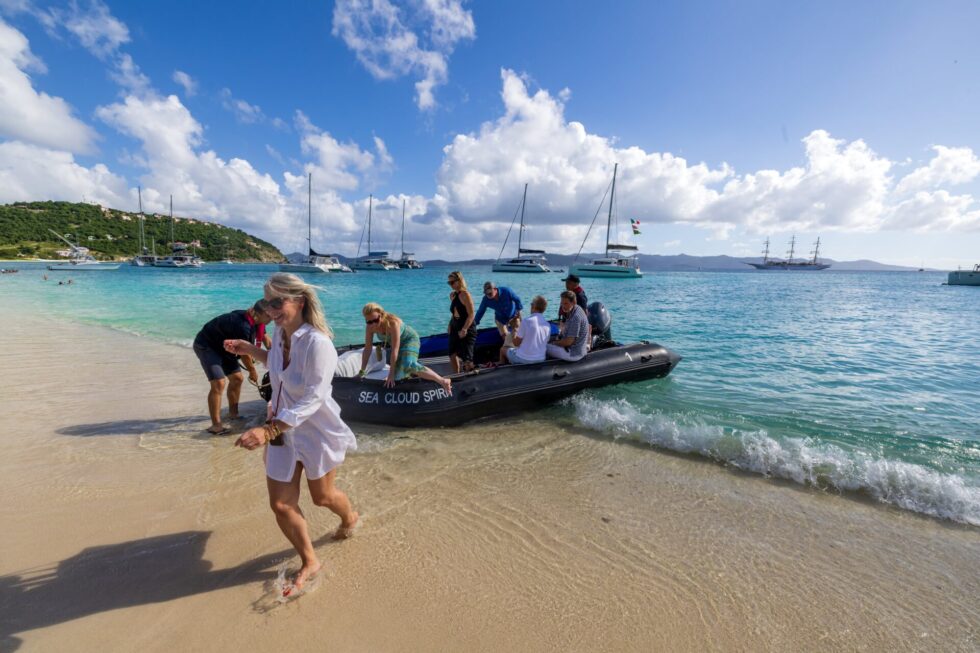 BVI_Jost van Dyke_White Bay_Zodiac_Michael Poliza_SCS221201_0150-min