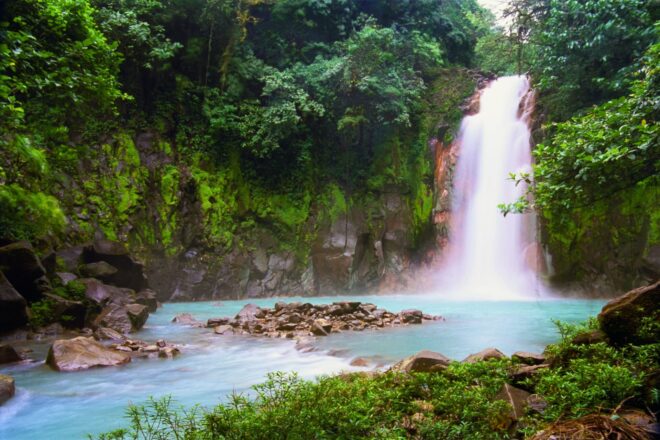 Costa Rica_Dschungel_Wasserfall_iStock_155381111-min