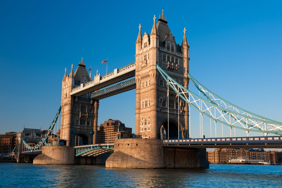 Großbritannien_London_Tower Bridge_shutterstock_145072681