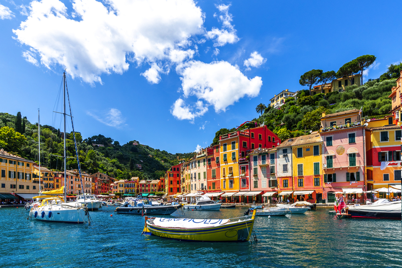 Bunte Häuser und Boote im Hafen von Portofino, Italien.