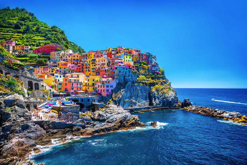 Bunte Häuser von Manarola auf einem Felsen mit Blick auf das blaue Meer.